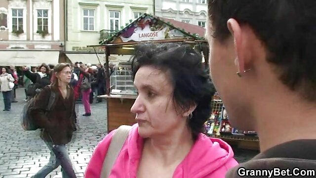 Yaxşı porno :  Seksual qızlar gözəl günəşli bir gündə lezbiyan üçlüyü ilə məşğul olurlar Cinsi video 