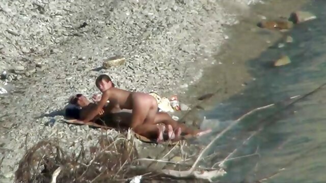 Yaxşı porno :  İri məməli sarışın, yaxından baxanda aşağı əmmək üçün aşağı düşür Cinsi video 